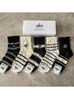 A11- ALO Yoga Women's Textured Black & White Half-Crew Socks 5-Pair Box Set